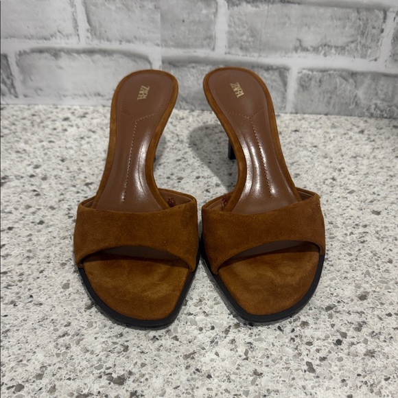 Zara Women's Tan Suede Heels - Picture 4 of 7